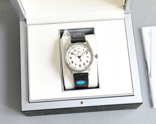 アイ・ダブリュー・シー側面デザイン